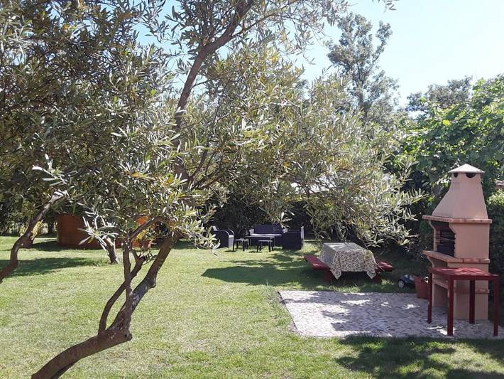 Apartamento para 11 personas, con vistas además de jardín y piscina, Se admiten mascotas en Candeleda