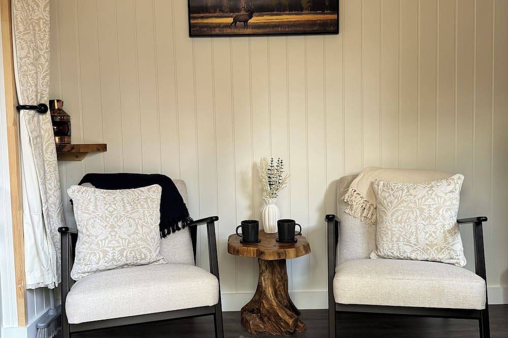 Woodland get away 0.7 mile walk from the beach ! in Mawgan Porth, Cornwall