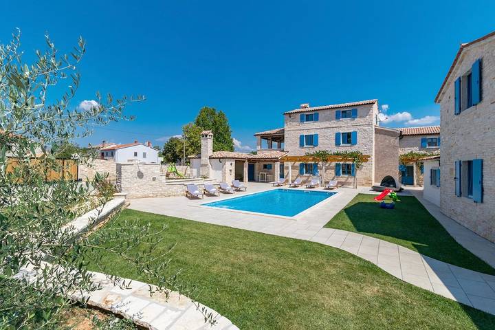 Ferienhaus für 20 Personen, mit Pool und Garten