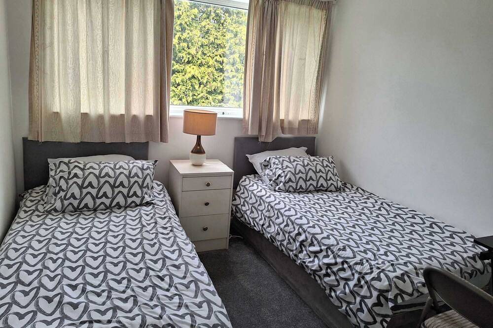 Beautiful 3 Bedroom Home in Staines Private Parking, Garden, Near Heathrow in Spelthorne, Surrey