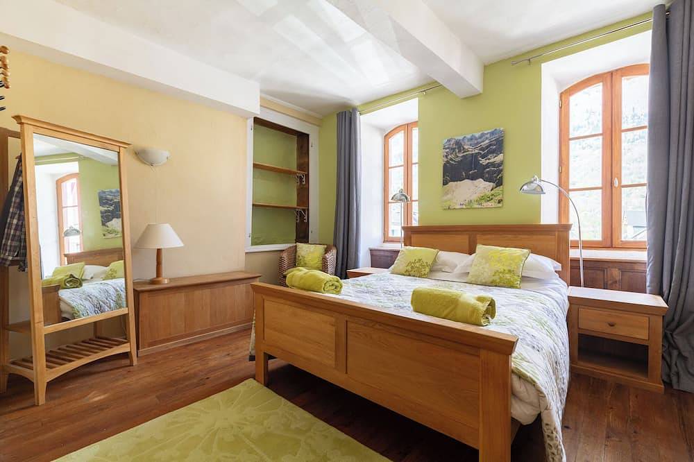 Superb holiday home sleeping up to14 in heart of the Hautes-Pyrenees in Luz-Saint-Sauveur, Pyrenees National Park