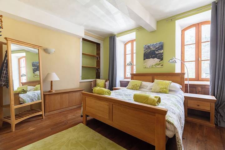 Superb holiday home sleeping up to14 in heart of the Hautes-Pyrenees in Luz-Saint-Sauveur, Nationalpark Pyrenäen