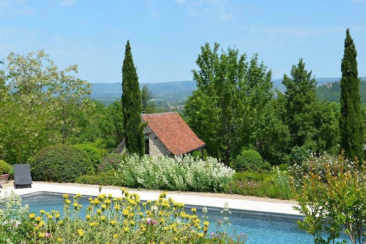 Gîte pour 2 personnes, avec Balcon et Jacuzzi ainsi que Jardin et Piscine