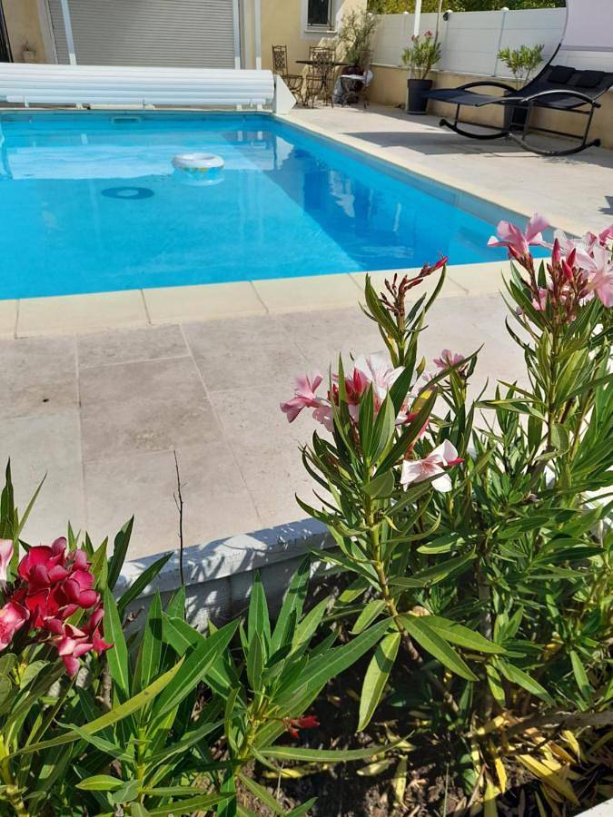 Studio sympa avec parking privé, piscine et clim in Manosque, Parc naturel régional du Luberon