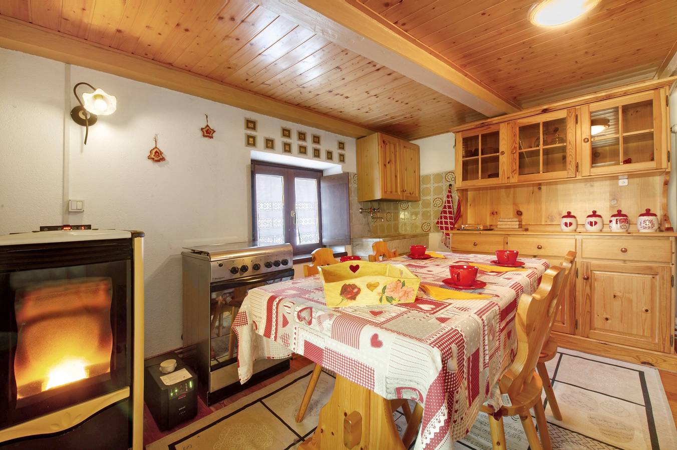 Chalet 'Petite Maison Des Alpes' con vista sulle montagne e balcone in Tirivel, Comune di Morgex