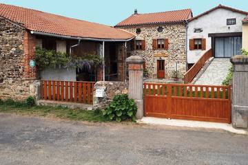Gîte pour 14 personnes, avec terrasse à Saint-Privat-du-Dragon
