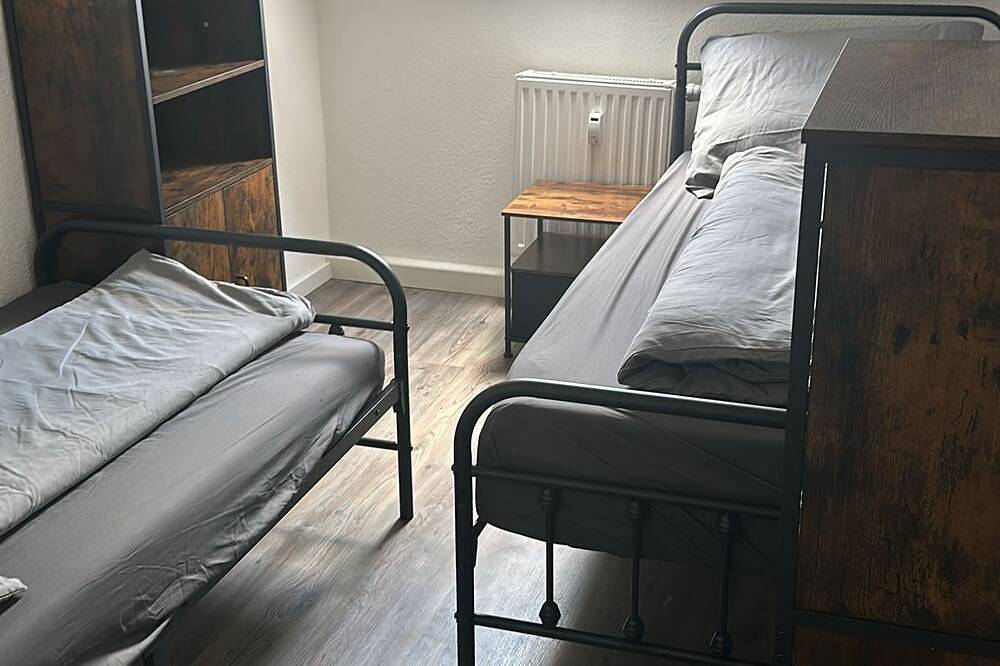 Ganze Wohnung, Große, kürzlich sanierte 4-Zimmer Ferienwohnung / Monteurwohnung in Crimmitschau, Chemnitz und Umgebung