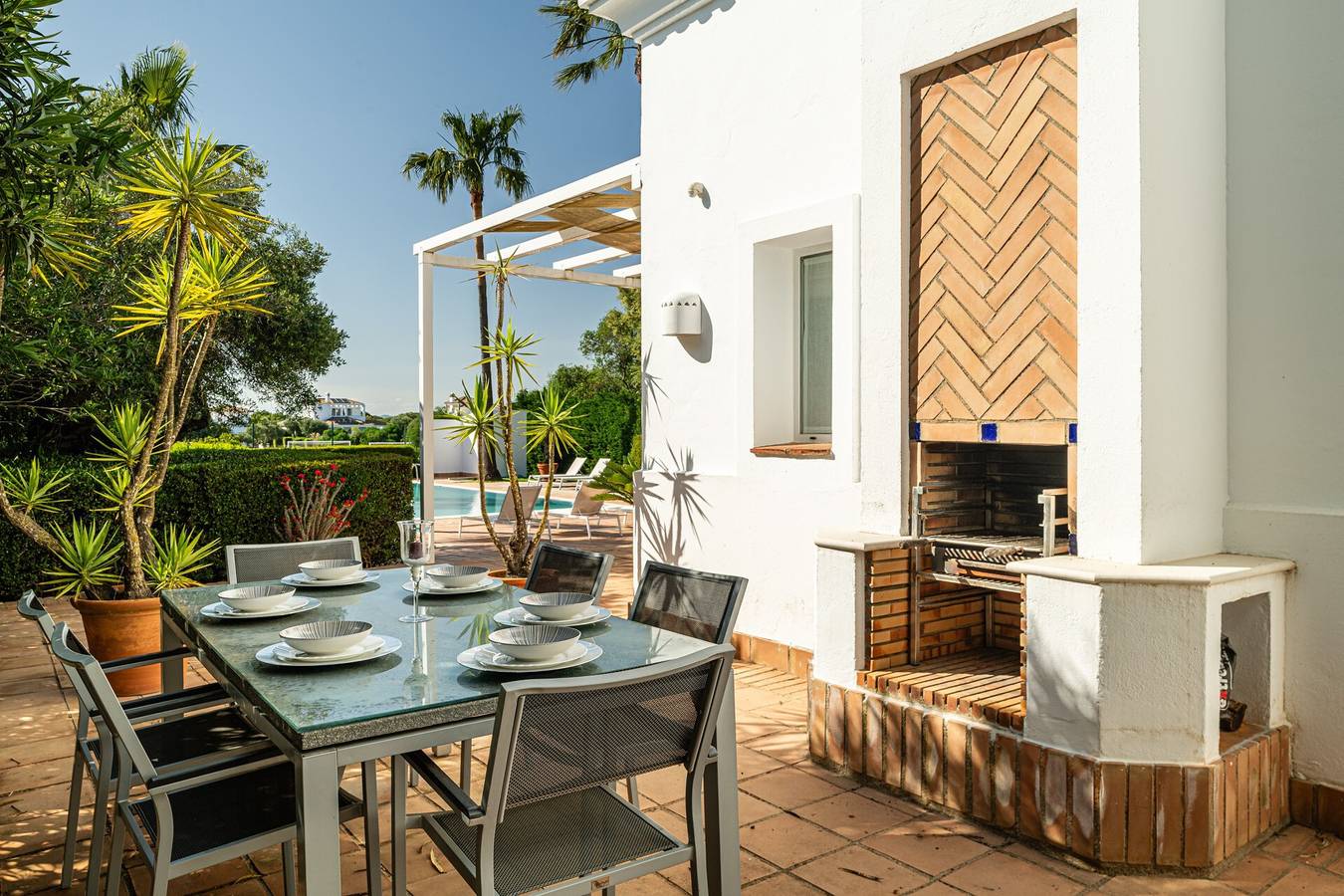 Villa Rosa con piscina, jardín y Wi-Fi in Benalup-Casas Viejas, Costa de la Luz