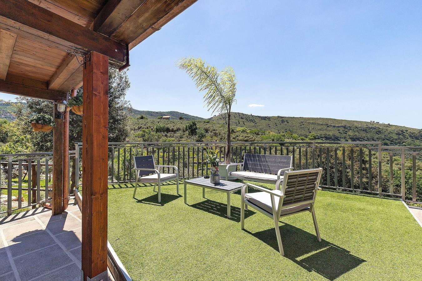 Villa Luisana avec piscine privée et terrasse offrant une vue panoramique in Sonnino, Province de Latina