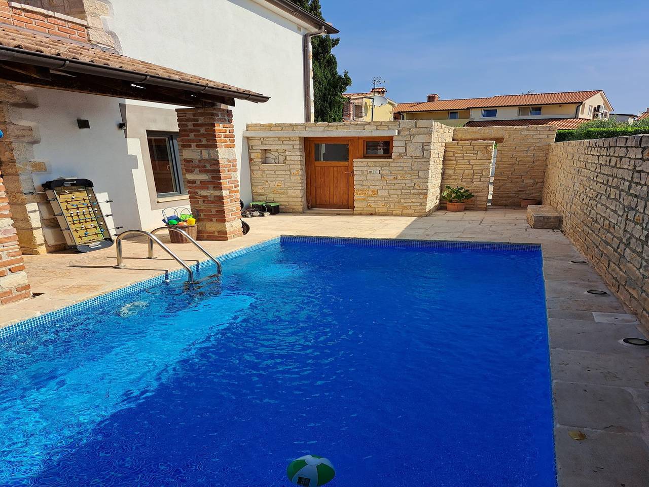 Kroatisch familiehuis met zwembad vlakbij de zee in Vabriga, Tar-Vabriga