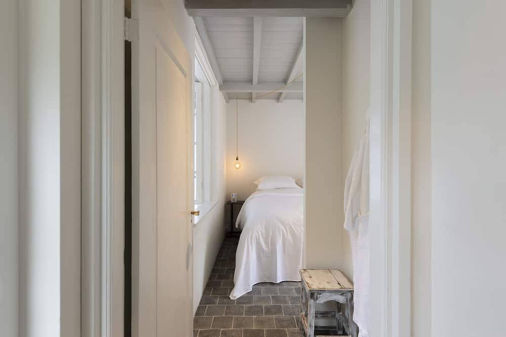 Unique holiday home located in the castle garden of the Het Witte Kasteel estate in Loon op Zand, Noord-Brabant