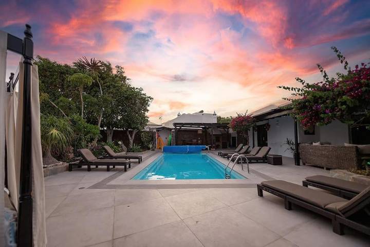 Chalet para 14 personas, con jardín además de piscina y jacuzzi - 1