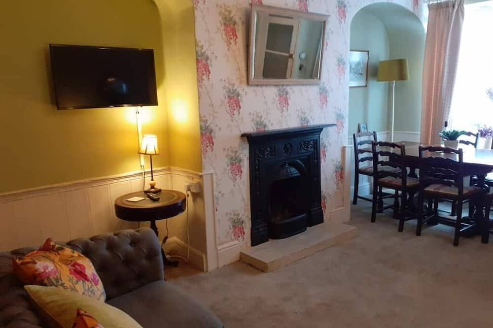18th Century Cottage On Waterfront, Panoramic Sea Views, Courtyard Garden in Appledore, Devon