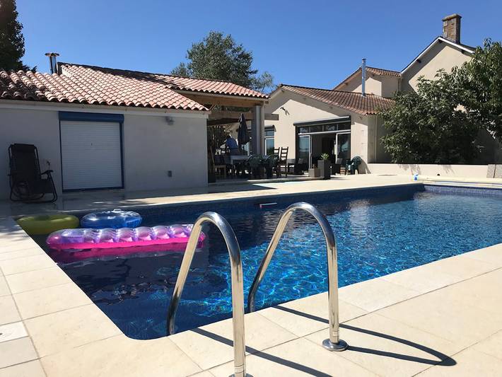 Gîte pour 14 personnes, avec jardin ainsi que piscine et terrasse
