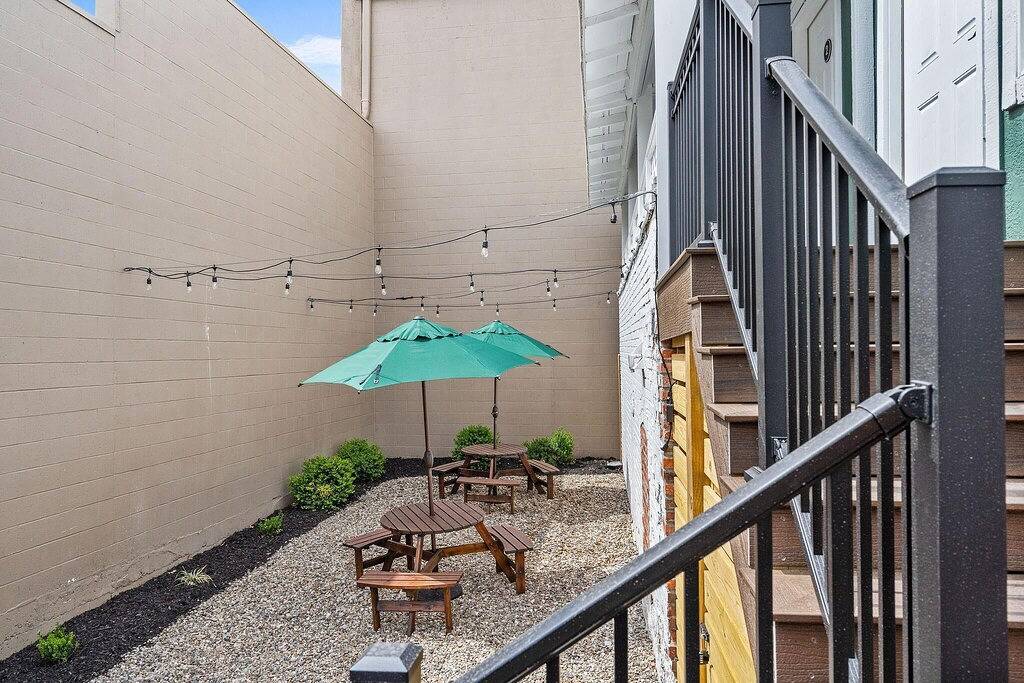 Ganze Wohnung, Beautifully Remodeled 3 bed + Walkable to Westport + Private Courtyard! in Kansas City, Missouri