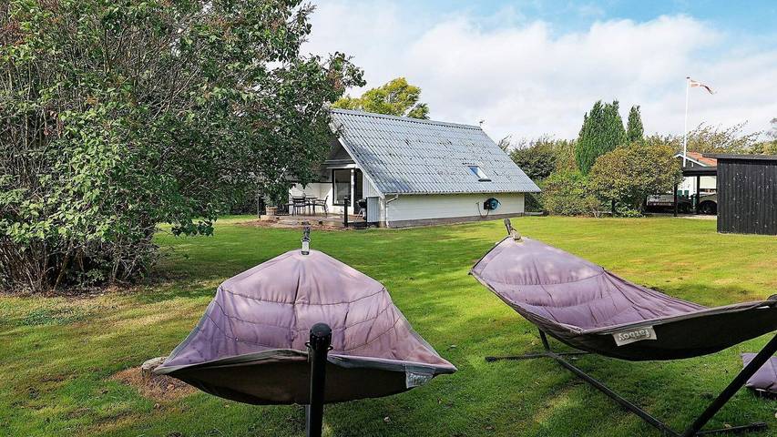 Ferieudlejning for 4 personer, med have i Enø