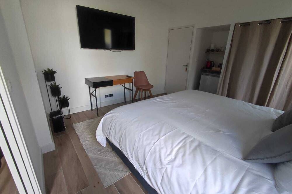 Suite with king-size bed in Villeneuve-lès-Maguelone, Côte d'Améthyste