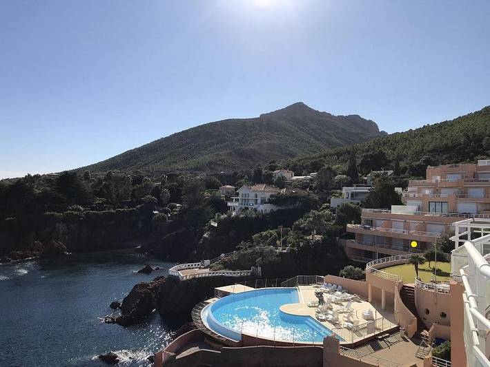 Appartement de vacances pour 4 personnes, avec piscine et vue ainsi que terrasse et jardin