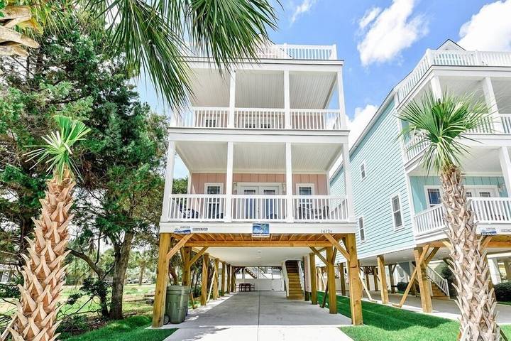 Vacation house for 22 people, with balcony, with pets in Surfside Beach