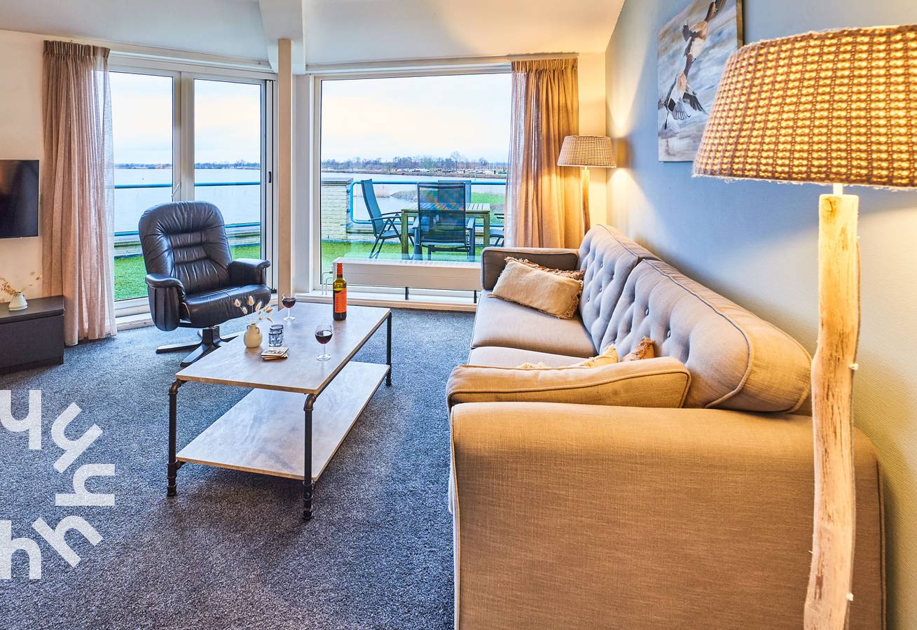 Geheel appartement, Perfect gelegen 4P appartement nabij Giethoorn met fantastisch uitzicht over het water in Nationaal Park Weerribben-Wieden