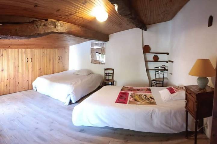 Gîte pour 6 personnes, avec jardin à Cozes