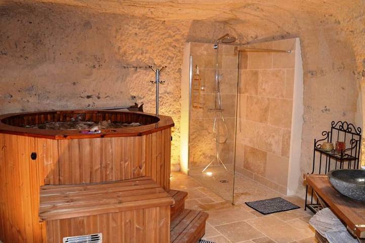 Charming troglodyte house with game room and spa in Vouvray in Vouvray, Tours region