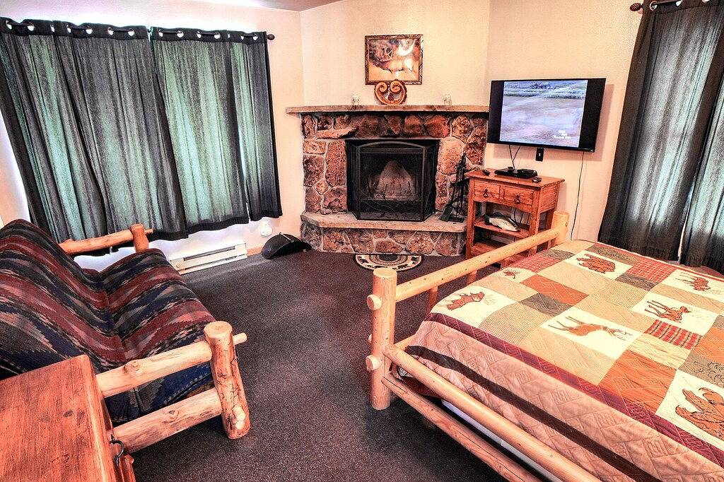 Enjoy a cozy getaway in this suite-style attached cabin in Estes Park, Larimer County