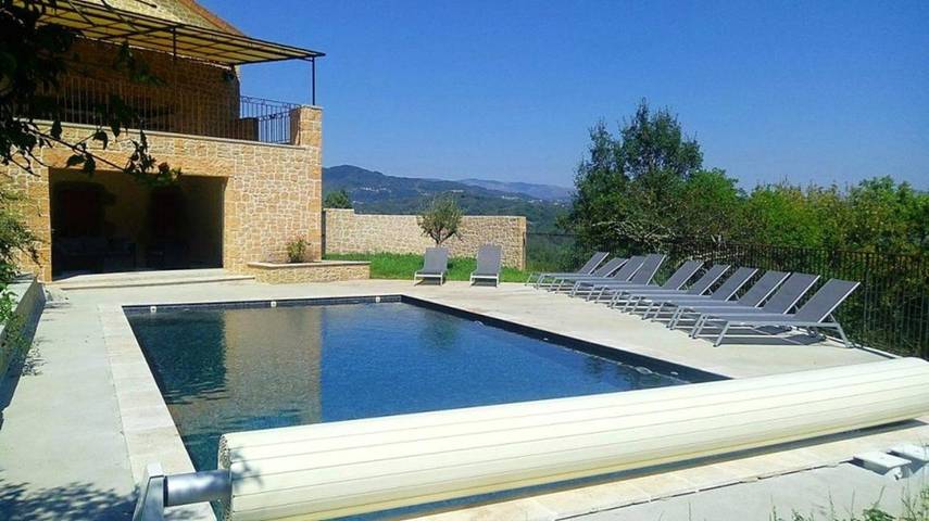 Location de vacances pour 8 personnes, avec jardin ainsi que balcon et piscine à Prades (Rhône-Alps)