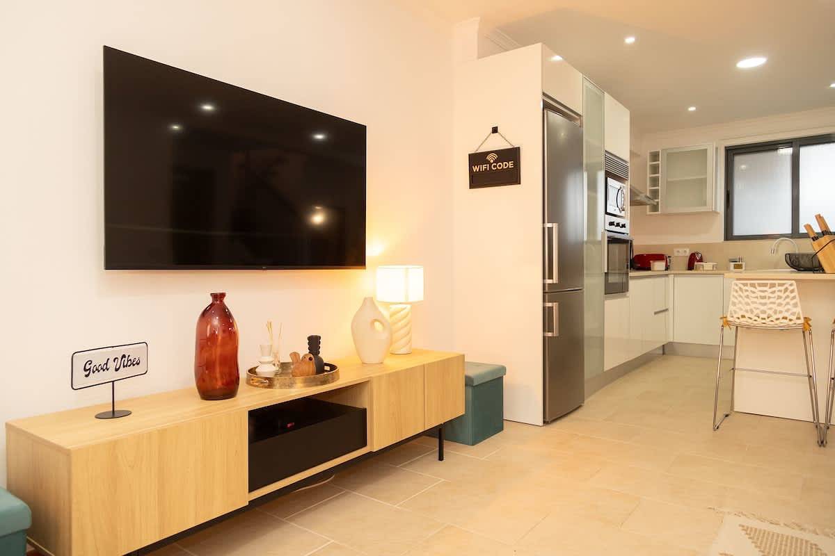 Beach Proximity Townhouse w/ Bbq & Free Wi-Fi in Machico, Madeira