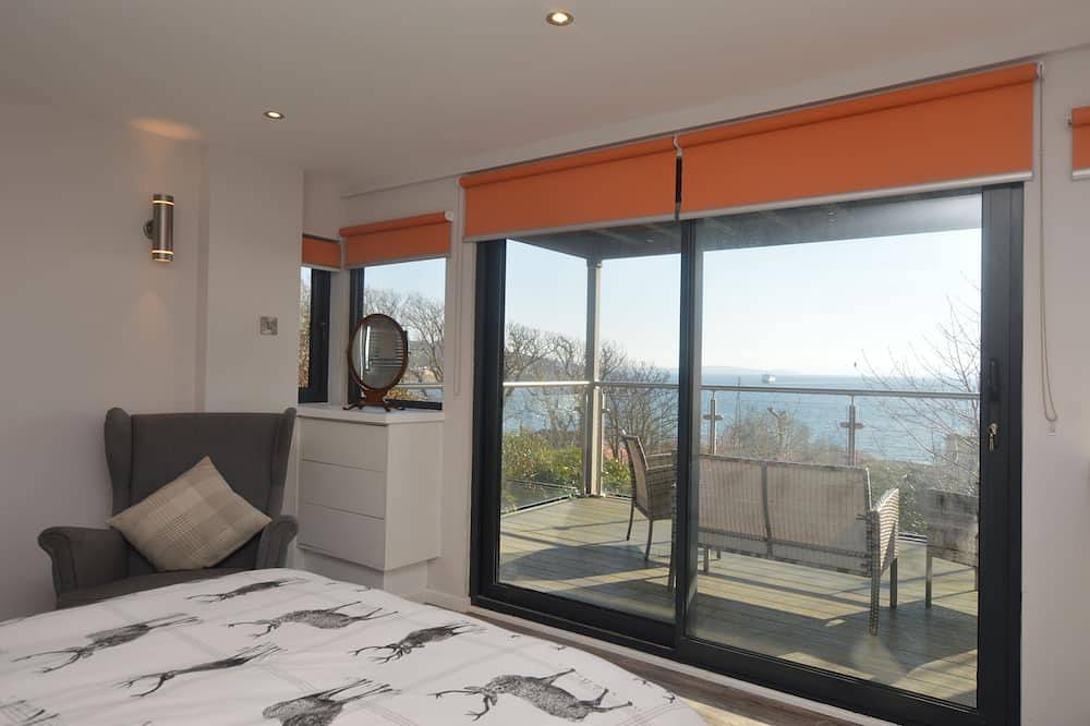 Cliff Top - Bubbling Springs - spectacular sea views. Sleeps 4 guests in Inverclyde