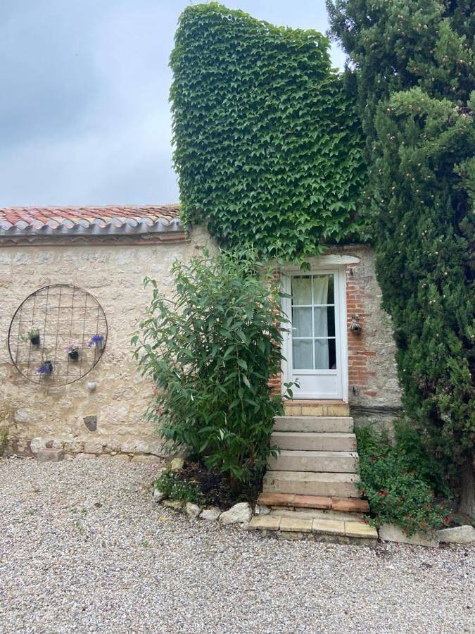 Location de vacances pour 3 personnes, avec piscine ainsi que vue et jardin à Le Verdier - 4