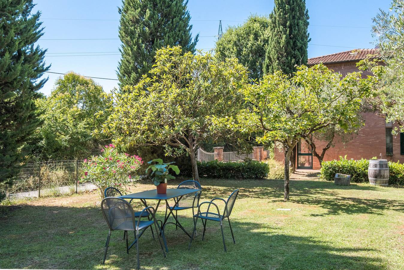 Entire apartment, Apartment 'Podere San Lorenzo' with Private Garden and Wi-Fi in Siena, Siena Province