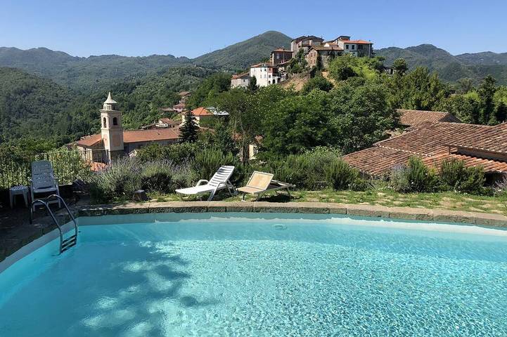 Villa pour 20 personnes, avec balcon et jardin, animaux acceptés dans Massa-Carrara
