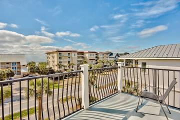 Vacation House for 18 Guests in Destin, Emerald Coast, Picture 3