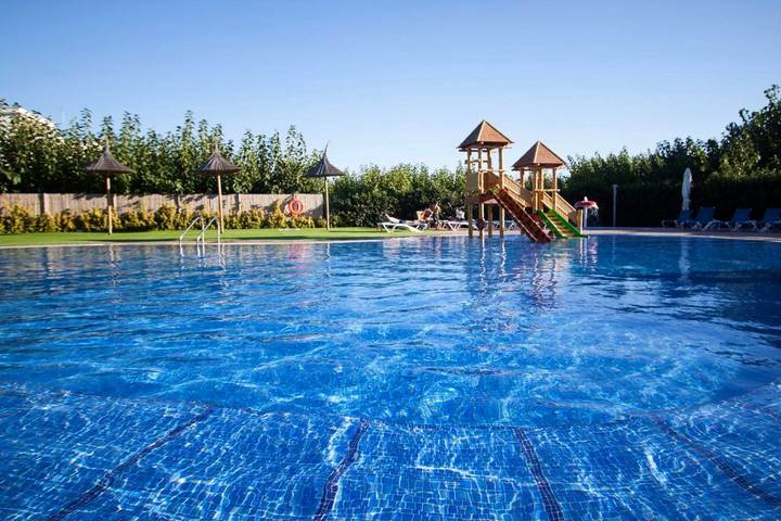 Camping voor 2 personen, with Terras and Tuin as well as Zwembad in Cambrils