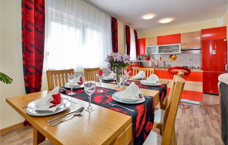 Gemütliche 2-Zimmer-Wohnung mit Pool, Terrasse und WLAN in Naturpark Sichelgebirge und die Samobor-Berge