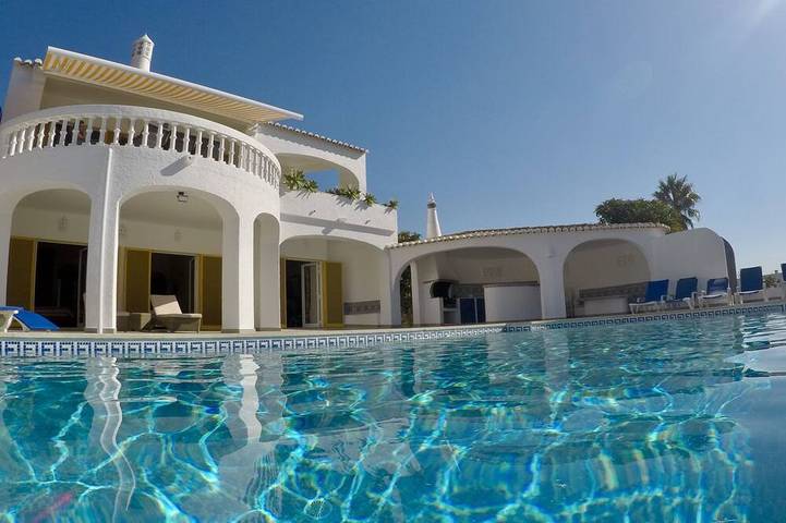 Holiday rental for 10 people, with garden in Praia da Luz