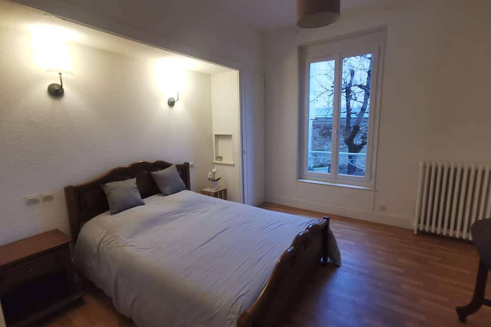 Entire apartment, Furnished rental in Vichy with private courtyard and parking space in Vichy, Vichy region