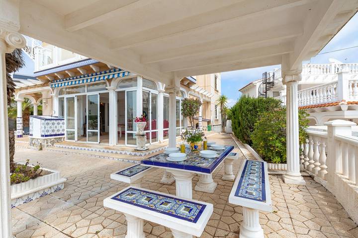 Location de vacances pour 6 personnes, avec jardin et piscine, adapté aux familles dans Playa Flamenca - 3