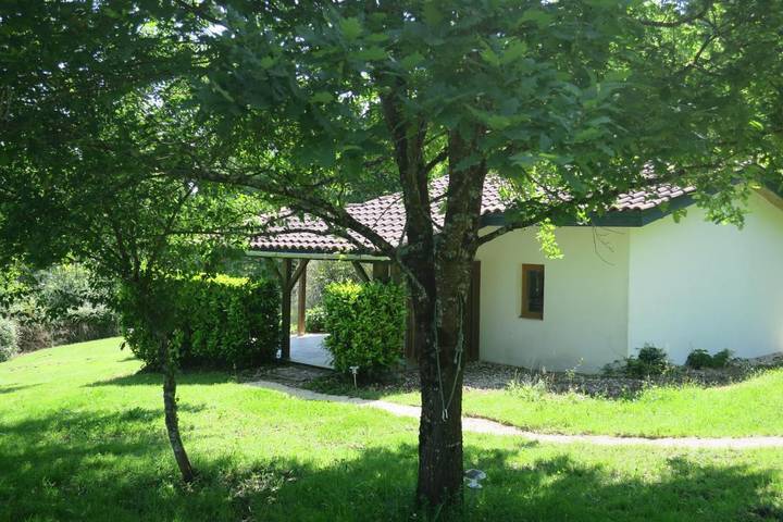 Location de vacances pour 4 personnes, avec Terrasse et Jardin ainsi que Piscine et Vue sur le lac à Castelnau-d'Auzan