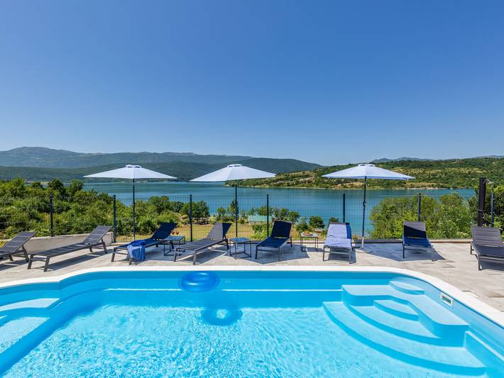 Escape on lake in Dalmatinisches Zagora