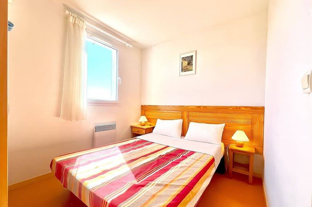 Entire apartment, La Terrasse du Mas, 5 guests Pool in Gard in Calvisson, Nimes region