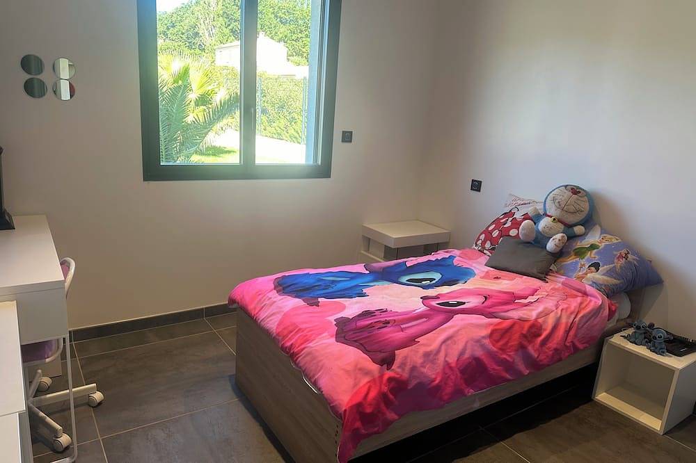 Villa with private pool in a quiet location 10 min from Avignon in Rochefort-du-Gard, Nimes region