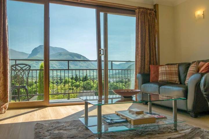 Vakantiewoning voor 4 personen, with Balkon and Terras as well as Tuin and Uitzicht op het meer in Fort William