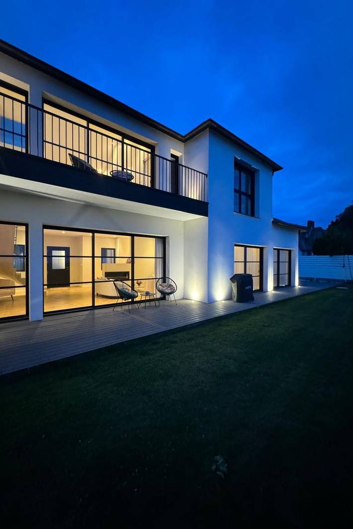 Location de vacances pour 6 personnes, avec Balcon et Jacuzzi ainsi que Terrasse et Jardin à Plouider