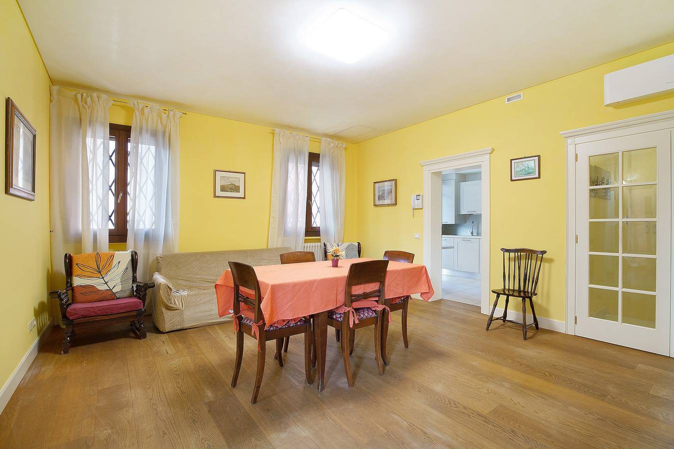 Ganze Wohnung, Ferienwohnung 'Ca' Mercati Mestre – Zwei Schlafzimmer' mit privater Terrasse, Wlan & Klimaanlage in Venedig, Venedig Provinz