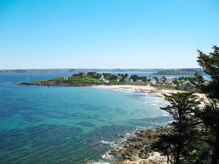 Location de vacances pour 6 personnes, avec jardin et piscine à Locquirec