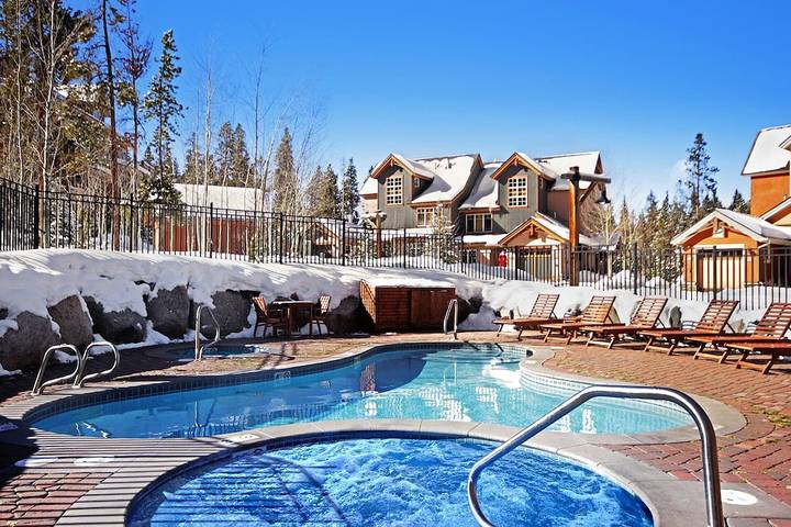 Vacation house for 10 people, with pool and hot tub as well as balcony in Keystone