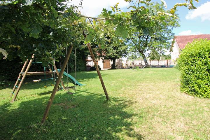 Gîte pour 12 personnes, avec terrasse ainsi que jardin et piscine à Arnac-la-Poste - 4