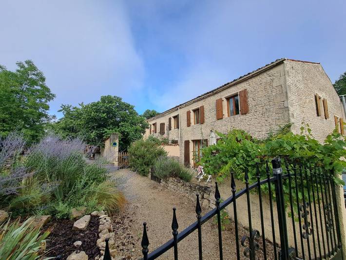 Gîte pour 4 personnes, avec piscine à Saint-Pierre-de-Juillers